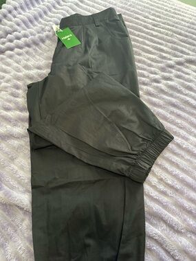 HALARA Black Elastic-Waist Capris with Button Detail